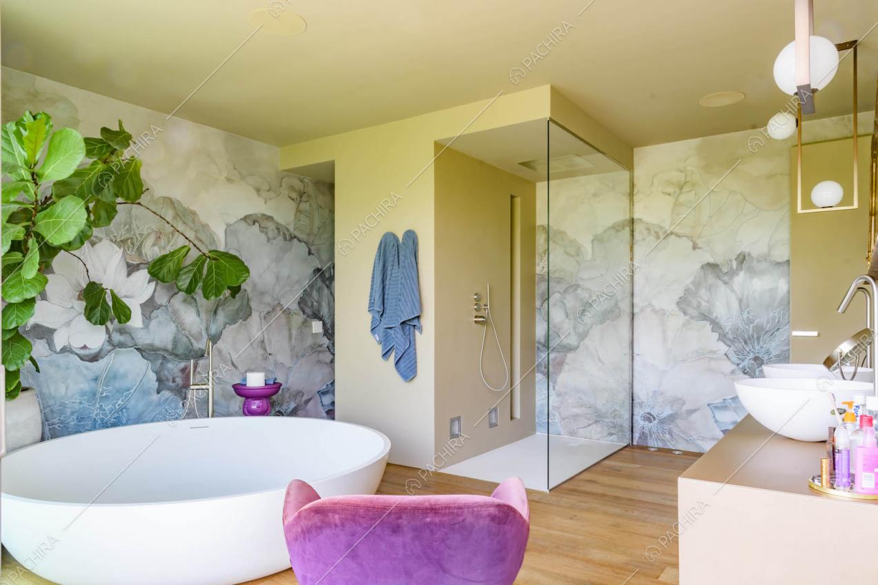 Bagno con vasca, box doccia, pavimento in parquet e carta da parati