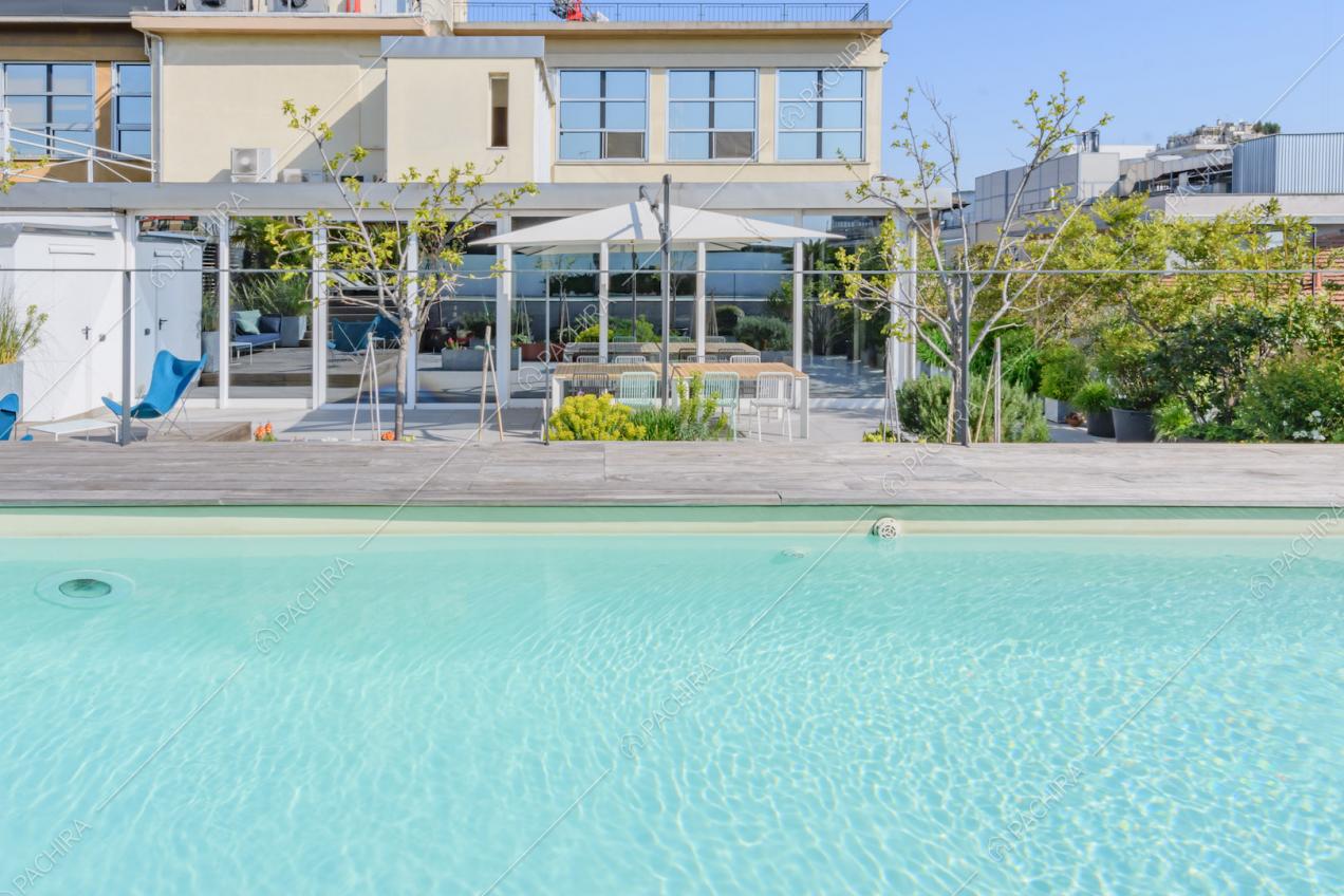 Dalla piscina sulla terrazza con gazebo e tavolo da pranzo vista sugli esterni della location