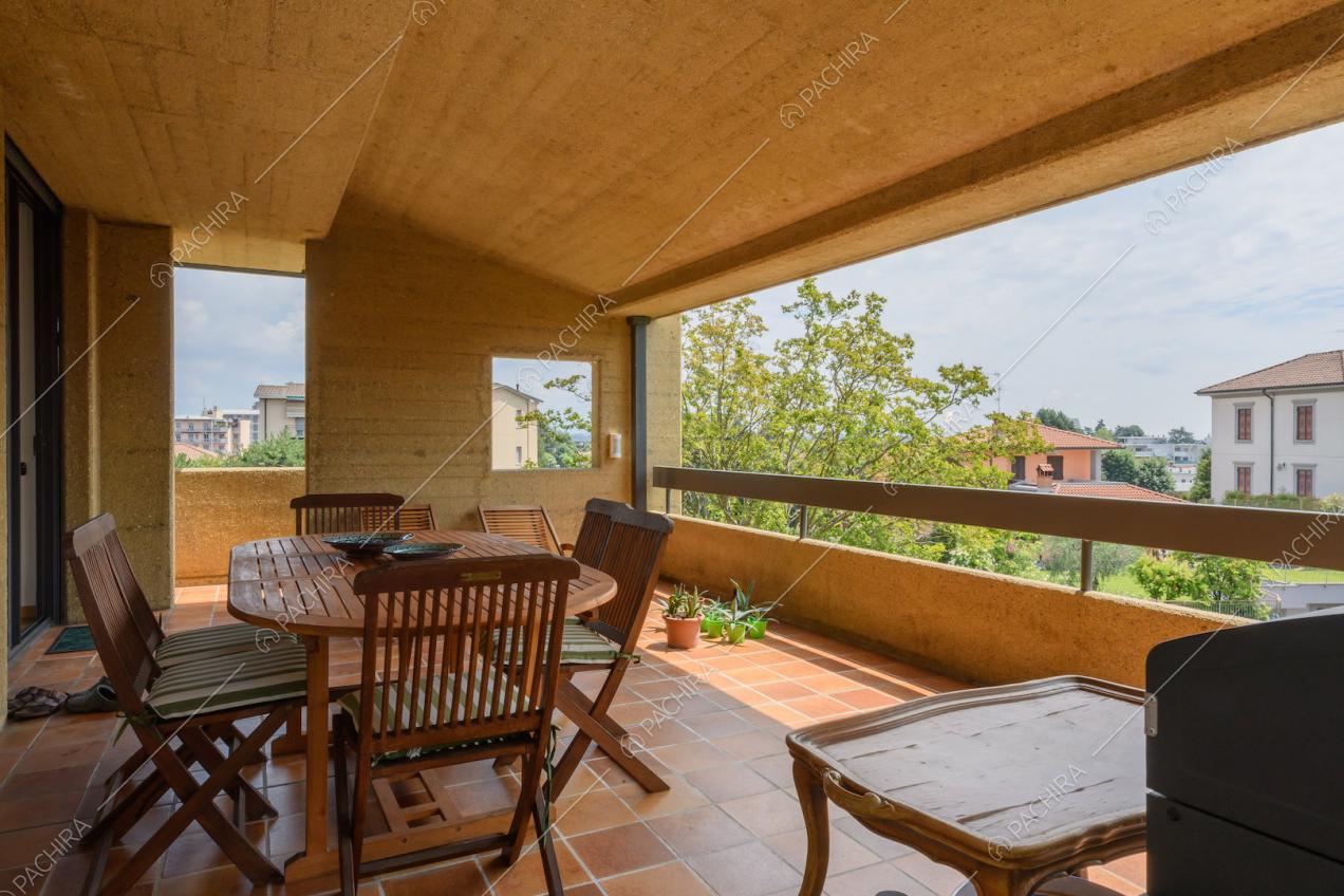 Terrazza coperta con vista sugli edifici circostanti e sul pavimento in piastrelle