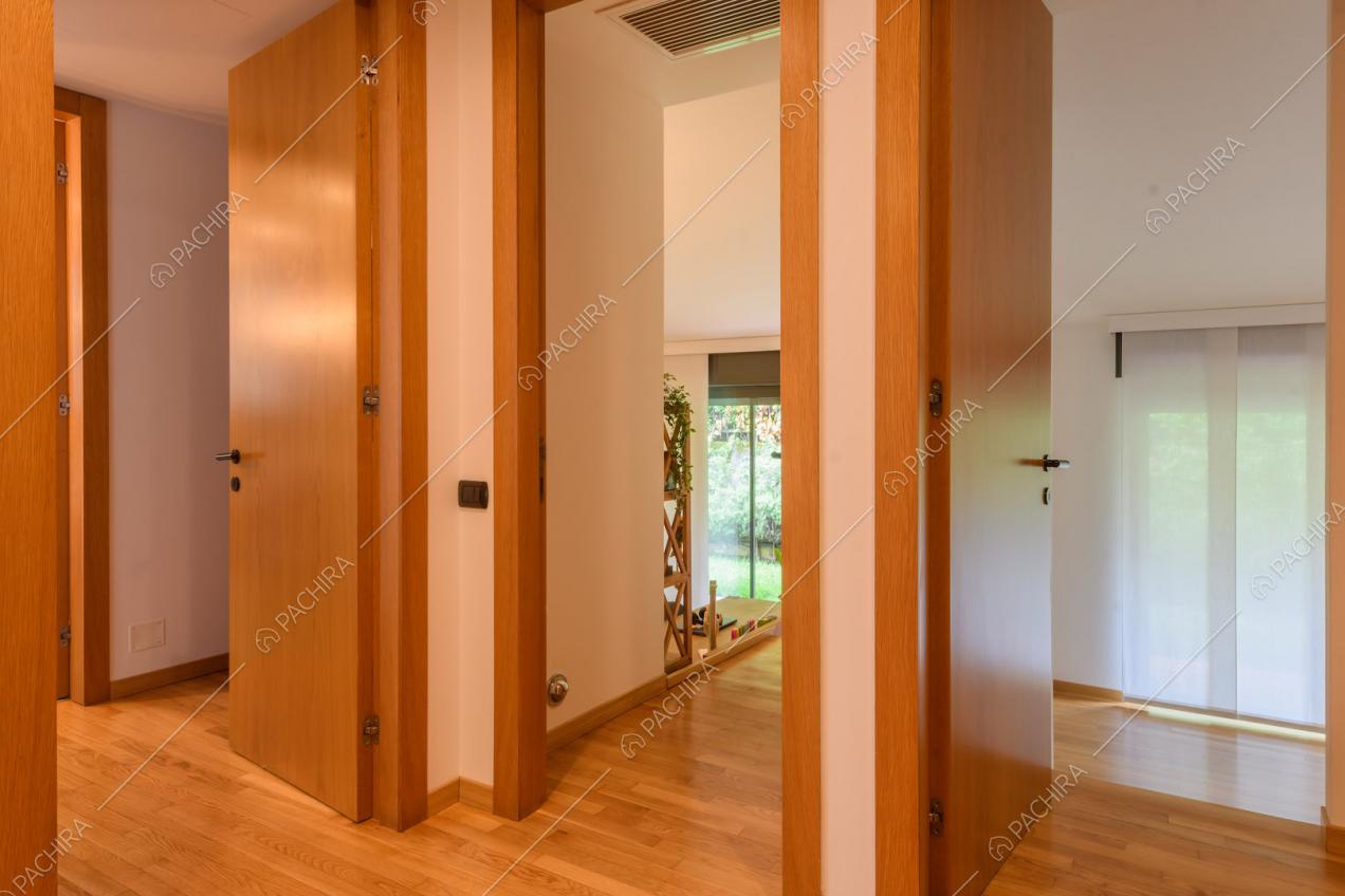 Corridoio con pavimento in parquet e scorcio sulla camera