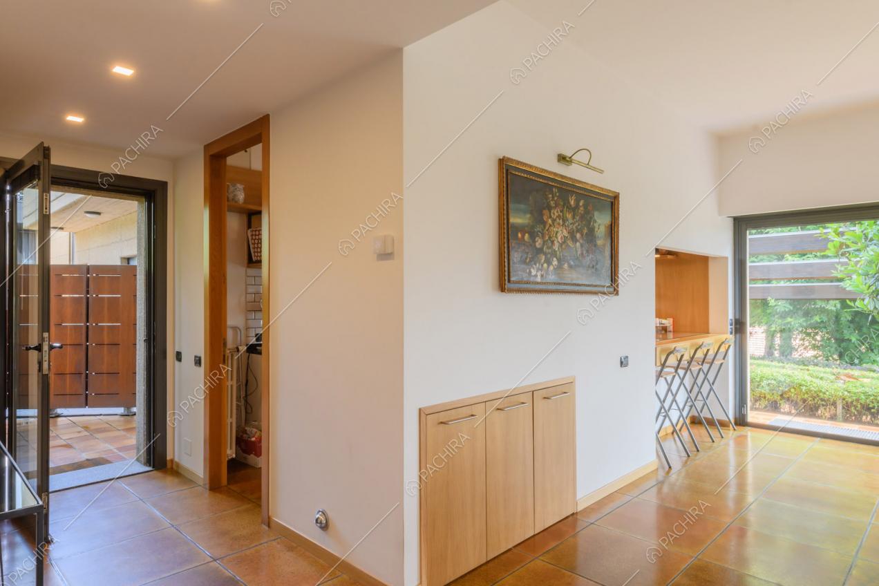 Ingresso della location con piastrelle marroni e pareti bianche