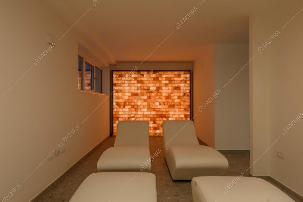 Spa con pareti bianche e lettini