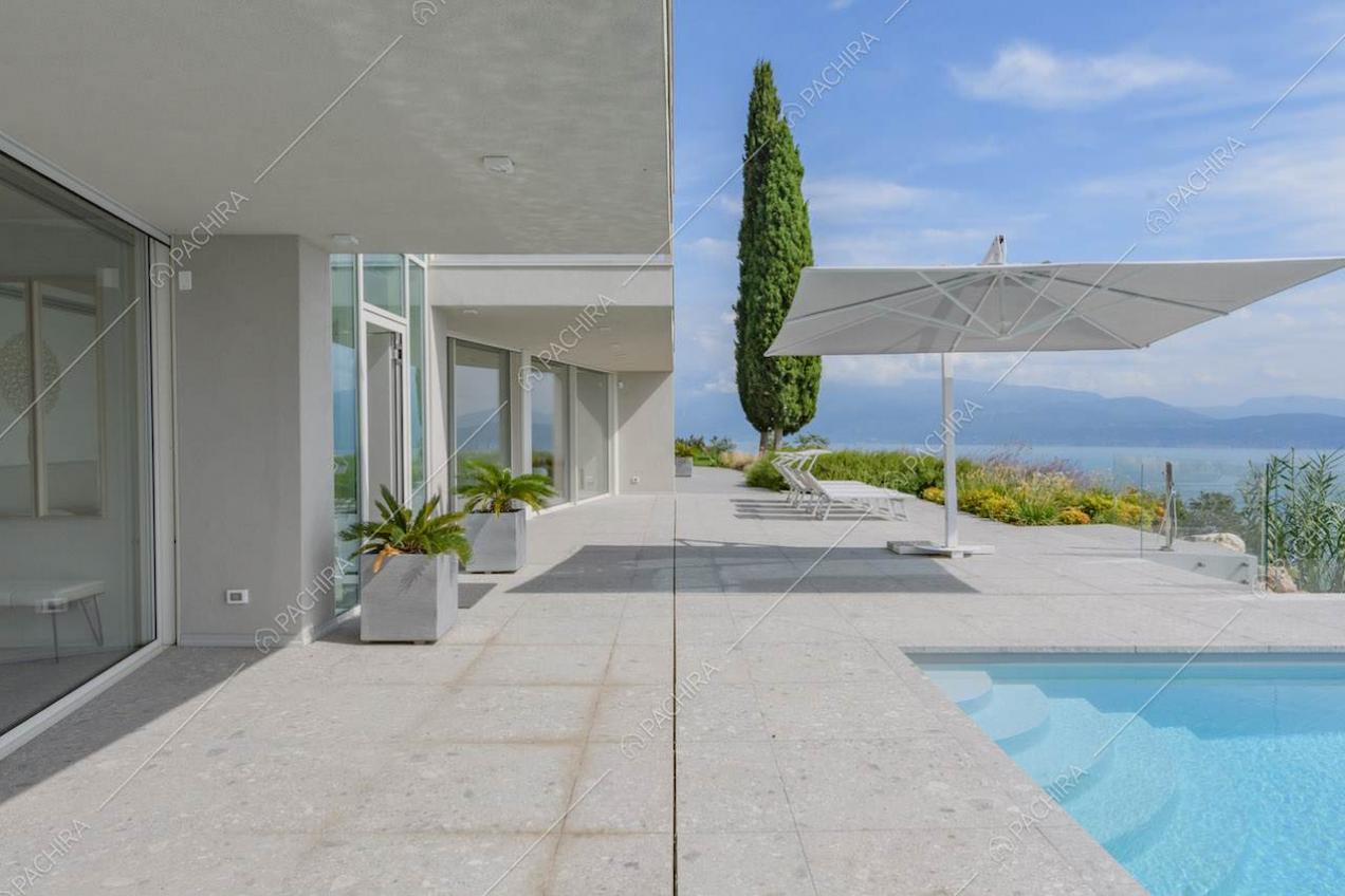 Grandi vetrate, terrazza, piscina e vista sul lago