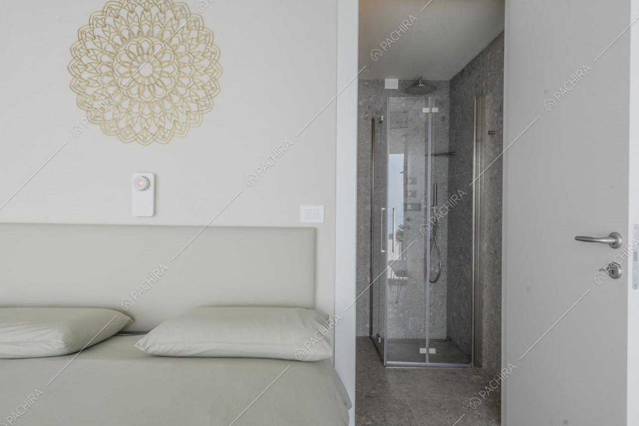 Dal letto matrimoniale vista sul bagno privato con box doccia