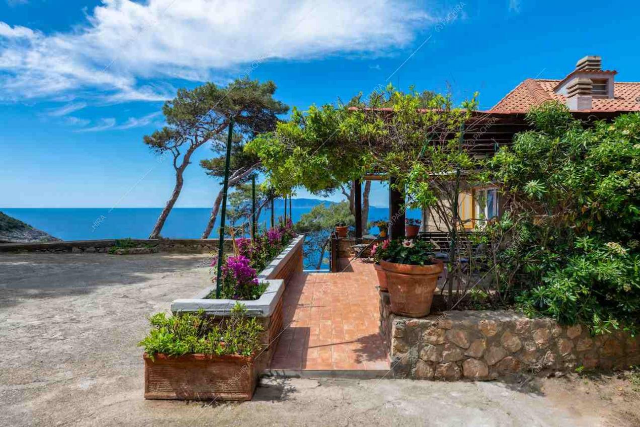 Accesso alla location e vista sulla terrazza e sul mare