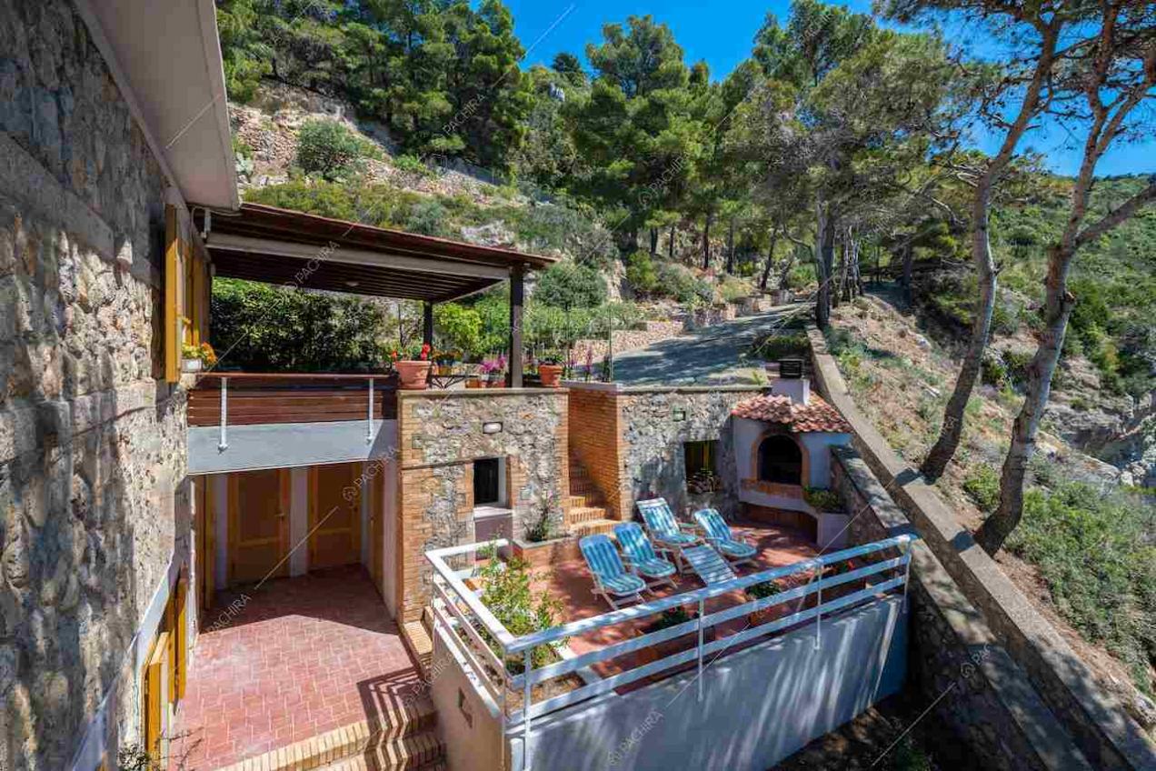 Vista sulle terrazze con veranda, lettini e forno