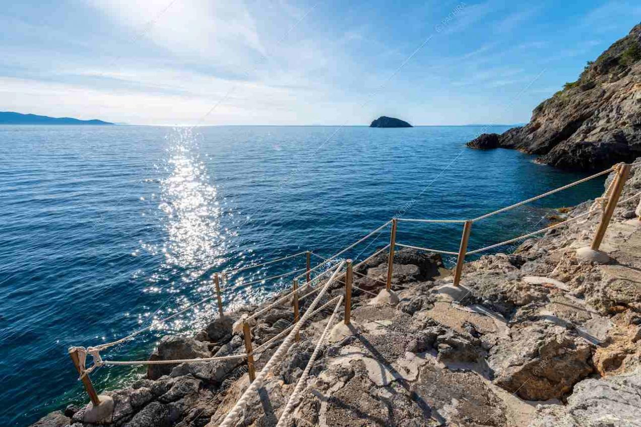 Scalette naturali per accedere alla caletta privata