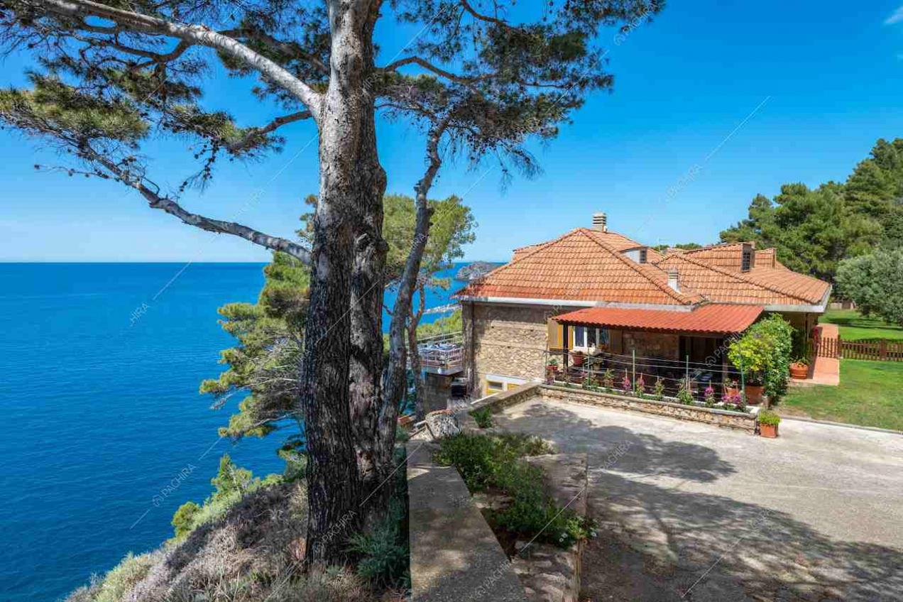Vista sul giardino della Location Barite