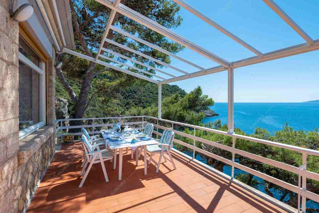 Tavolo da pranzo bianco sulla grande terrazza con vista sul mare