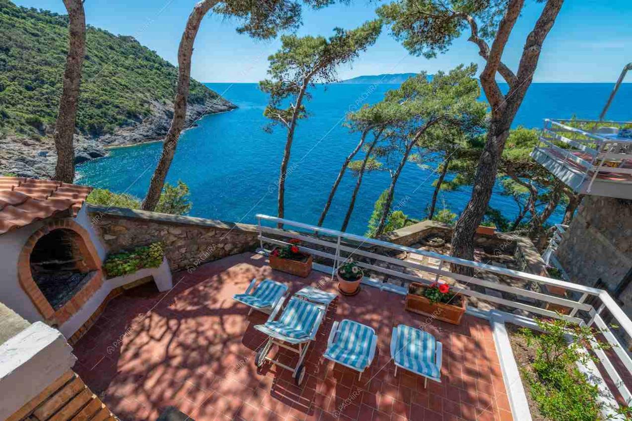 Vista dall'alto sulla terrazza con forno e lettini