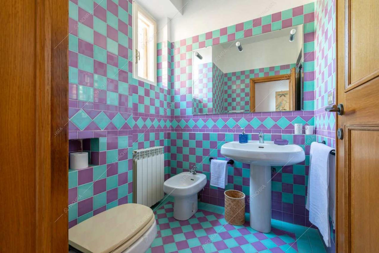 Piastrelle azzurre e viola nel bagno