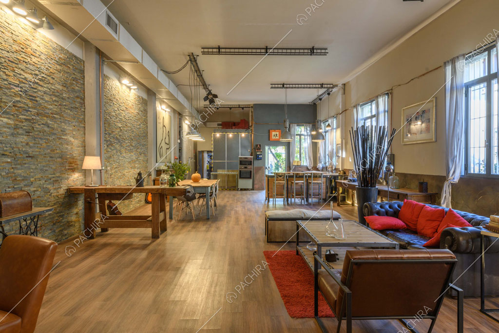 Ampio open space con arredamento di design e pavimento in parquet