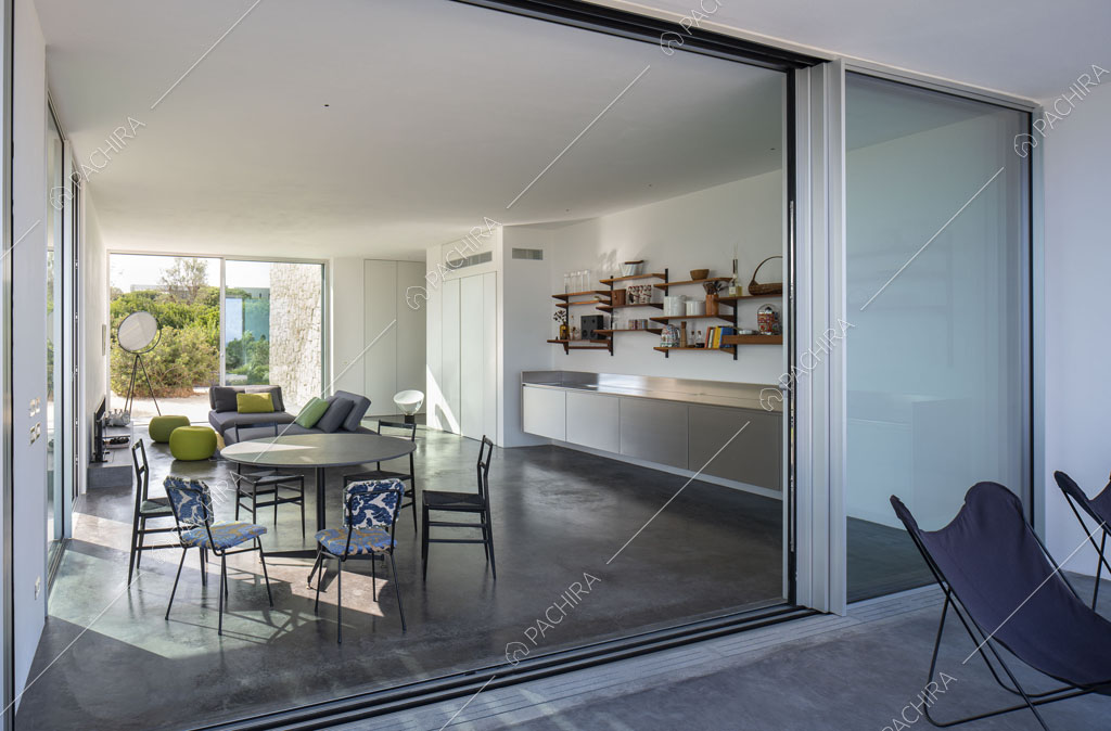 Dal giardino vista sulla zona living tramite le porte-finestre scorrevoli