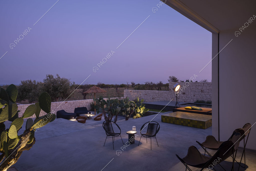Grande giardino con veranda, piscina e mura bianche