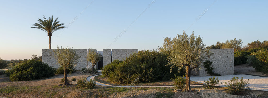 Vista sul vialetto per accedere alla location e sulle mura bianche che circondano il giardino