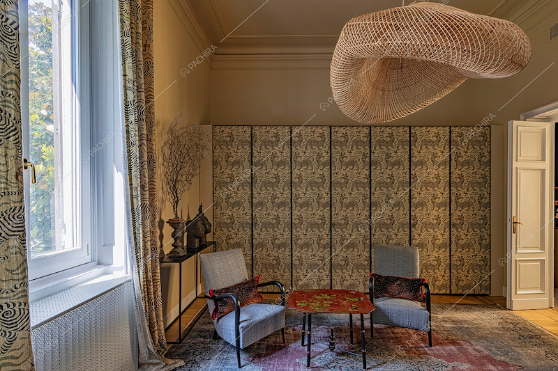 Stanza con arredamento di design, vetrata, pavimento in parquet e carta da parati