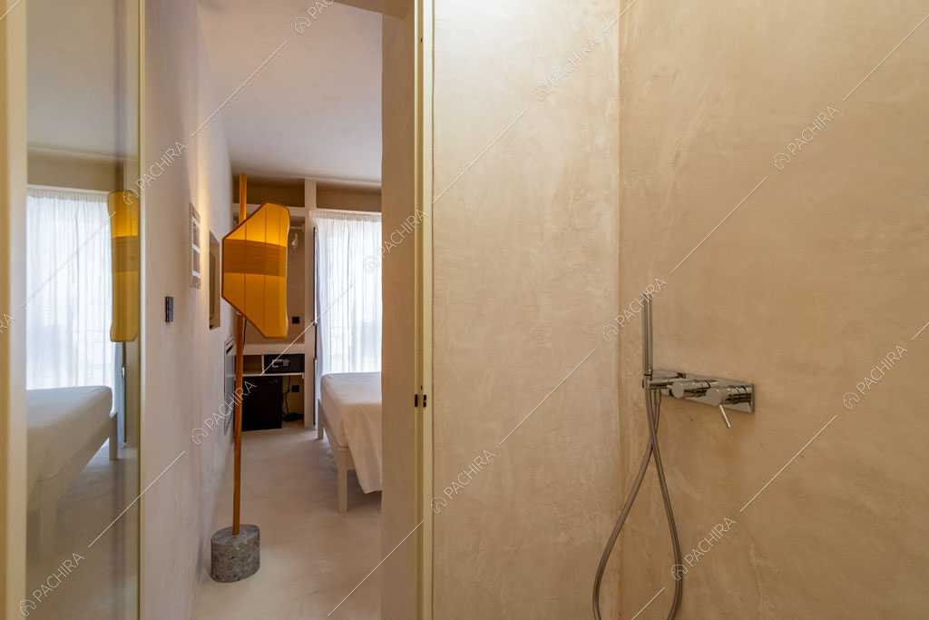 Box doccia nel bagno privato della camera da letto matrimoniale