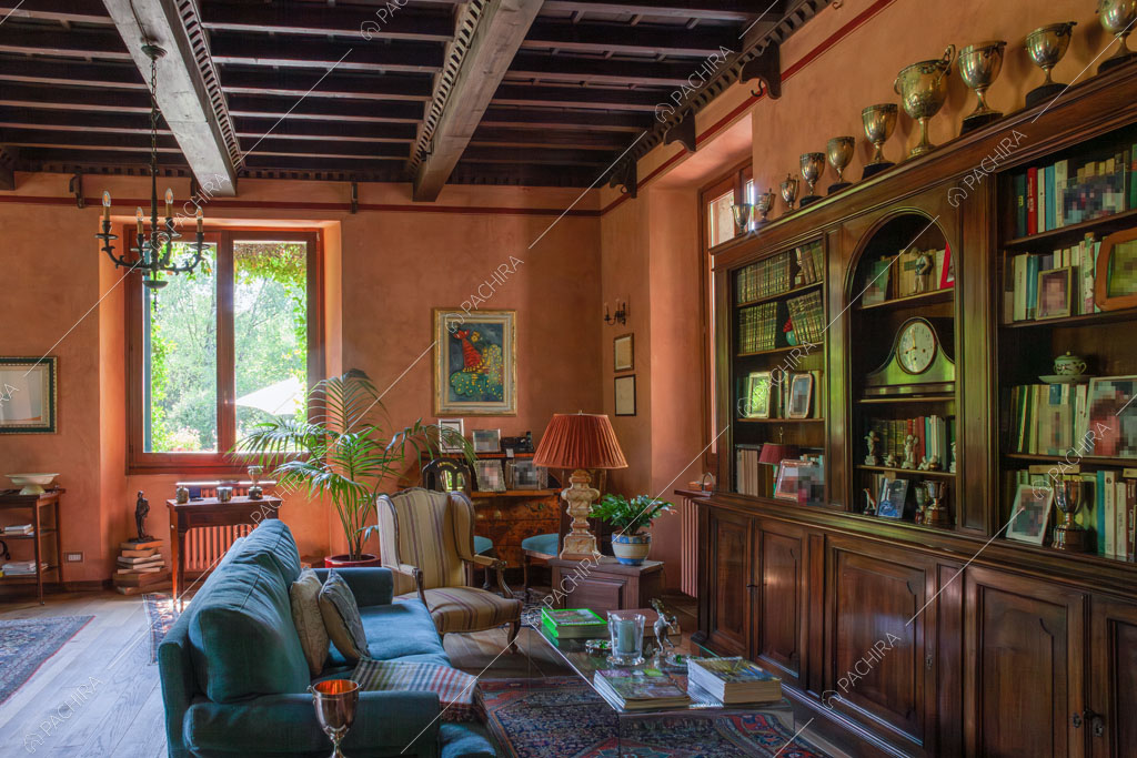 Credenza antica con boiserie, pavimento in parquet e soffitto a cassettoni
