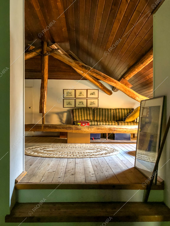Solaio con pavimento in parquet e travi e soffitto in legno a vista