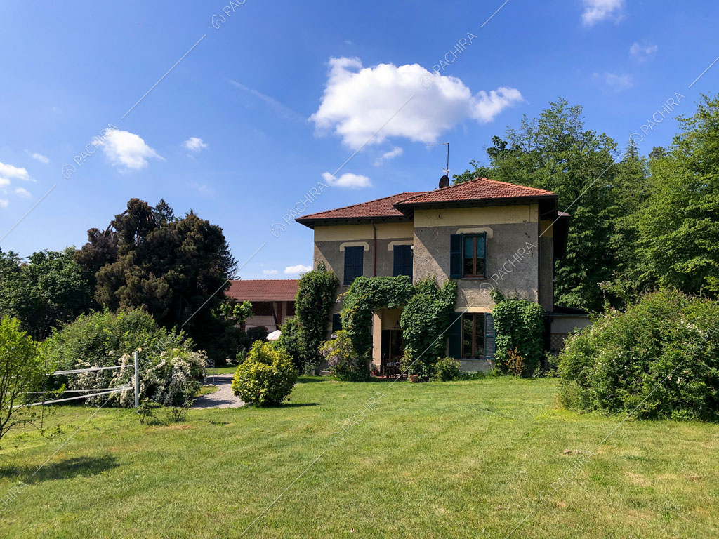 Dal curato parco vista sugli esterni con rampicanti della location