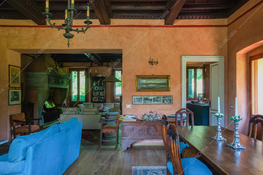 Pavimento in parquet nella sala da pranzo con vista sul camino con boiserie