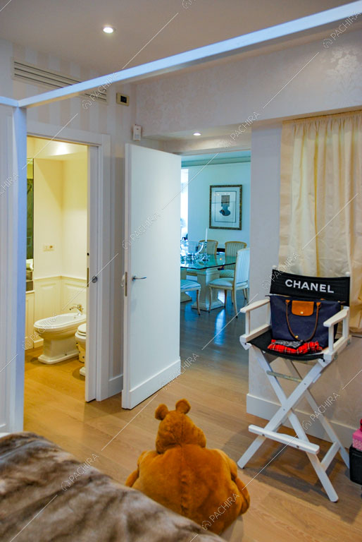 Pavimento in parquet e bagno privato nella camera da letto dei bambini