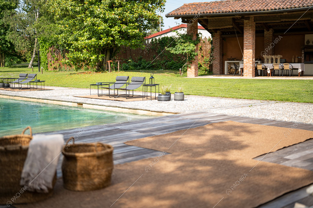 Vista su piscina ed ex-fienile dell'agriturismo Favonio, location in stile country a Novara