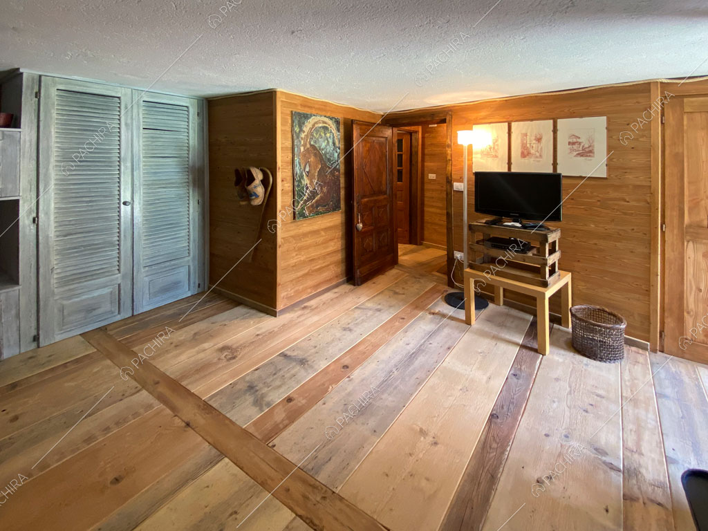 Pareti in legno nella sala dello chalet Thar, location in stile rustico ad Aosta