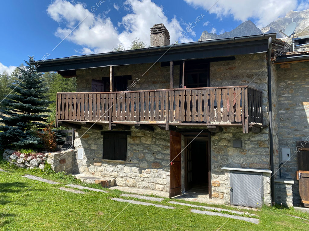 Vista sugli esterni in pietra dello chalet Thar, location in stile rustico ad Aosta