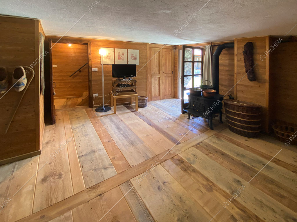 Pavimento in parquet nella sala dello chalet Thar, location in stile rustico ad Aosta