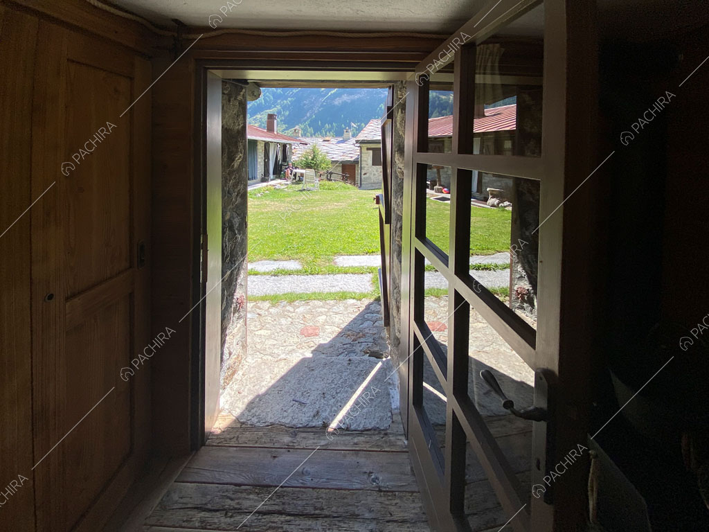 Ingresso dello chalet Thar, location in stile rustico ad Aosta