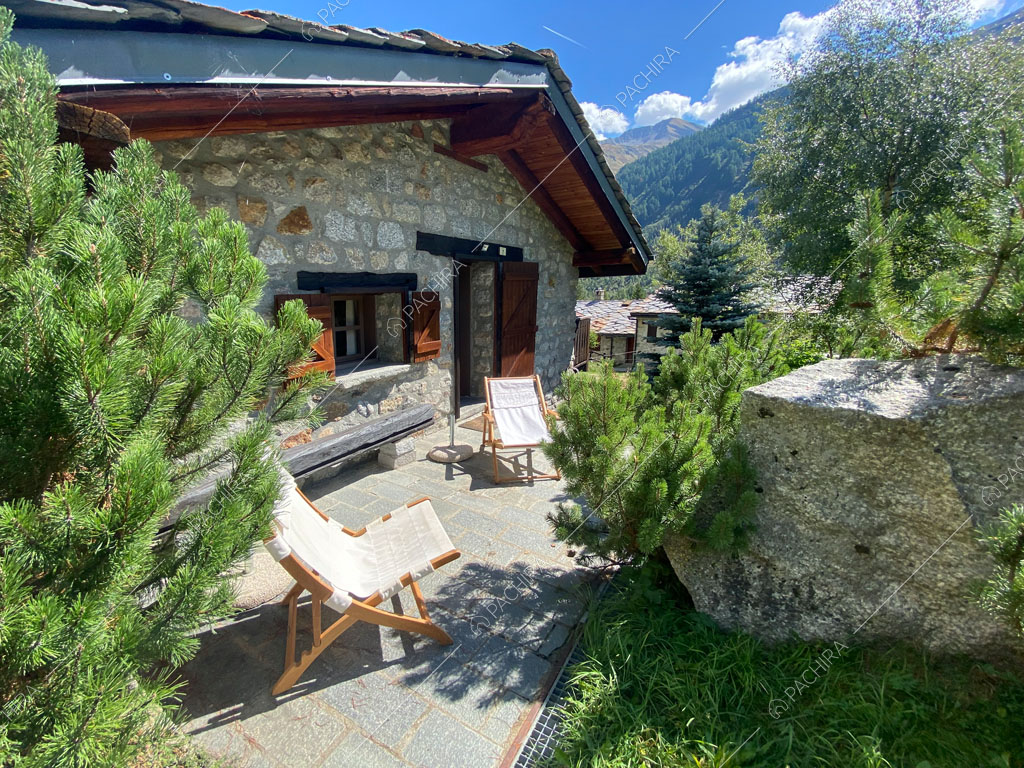 Esterni in pietra dello chalet Thar, location in stile rustico ad Aosta