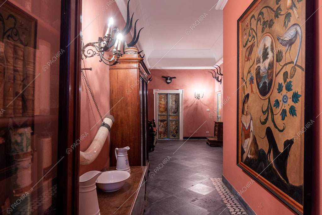 Ampio bagno dalle pareti arancioni del castello Cambay, location in stile classico a Caltanissetta