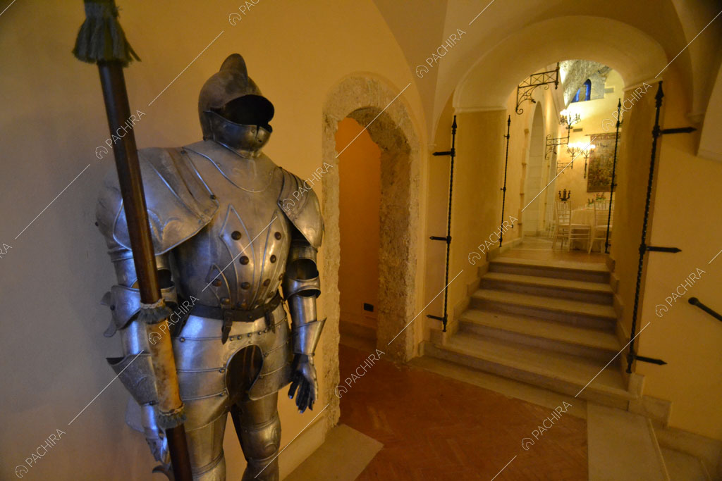 Scalinata con armatura nel castello Cambay, location in stile classico a Caltanissetta