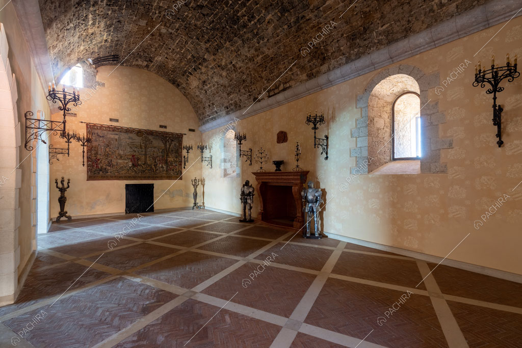 Salone con soffitto a volta a botte del castello Cambay, location in stile classico a Caltanissetta