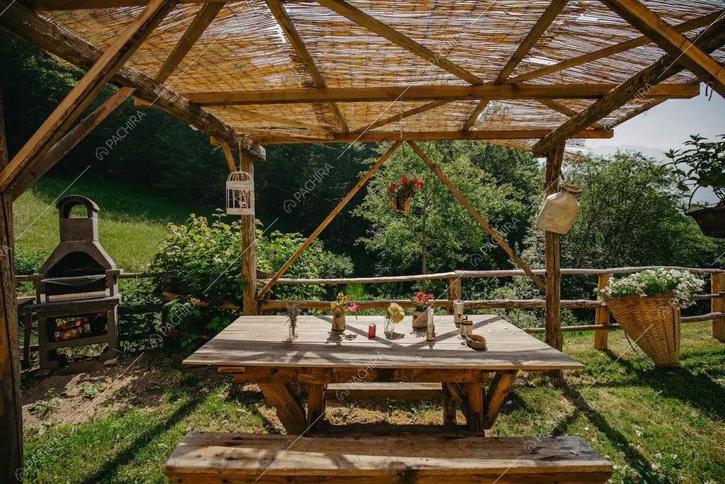 Veranda in legno nel giardino dello chalet Timor, location in stile rustico a Trento
