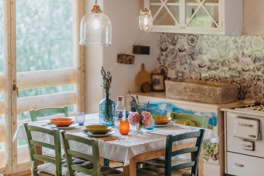 Tavolo da pranzo nella zona living dello chalet Timor, location in stile rustico a Trento
