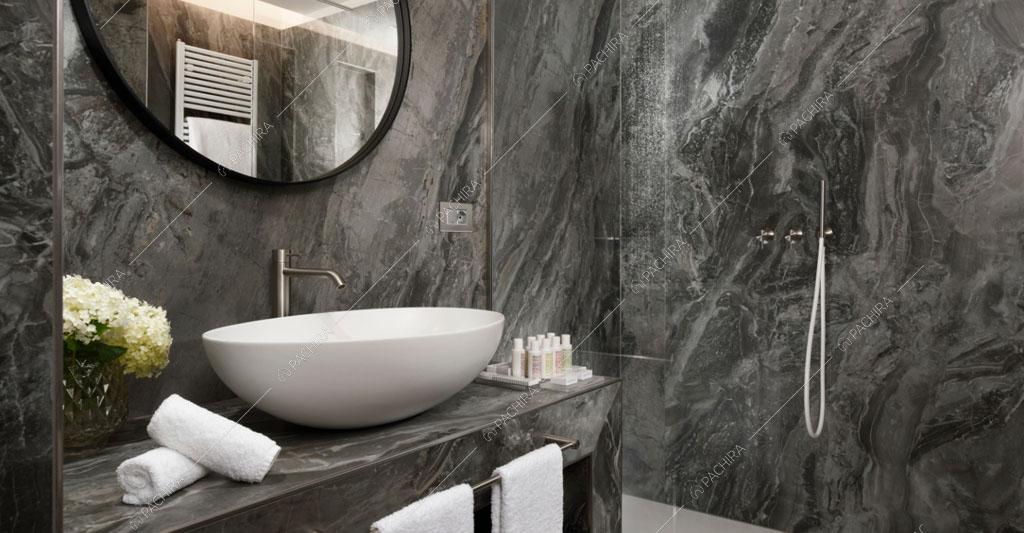 Pareti in marmo nero nel bagno dell'hotel Urville, location in stile contemporaneo a Lecco