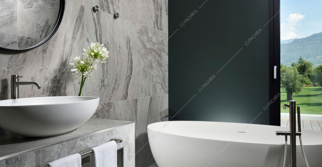 Vasca e pareti in marmo nel bagno dell'hotel Urville, location in stile contemporaneo a Lecco