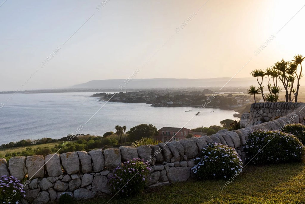 Vista sul mare dal giardino della villa Karoo, location in stile moderno a Siracusa
