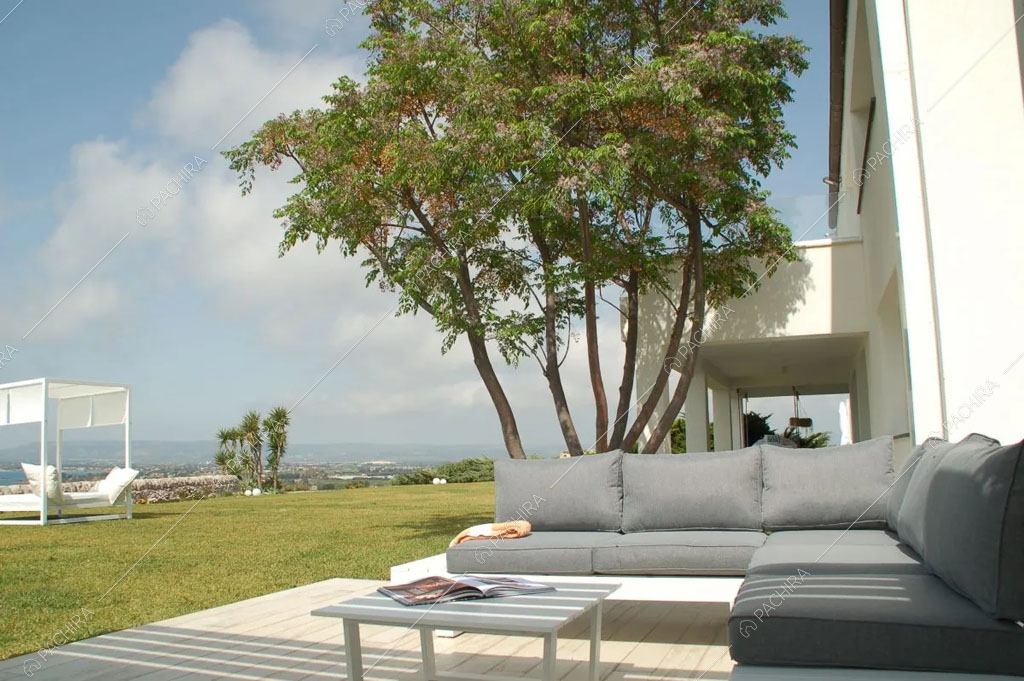 Divano nel giardino della villa Karoo, location in stile moderno a Siracusa
