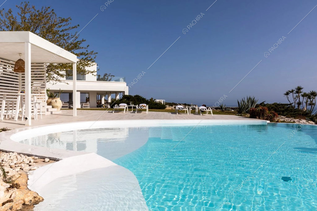 Grande piscina della villa Karoo, location in stile moderno a Siracusa