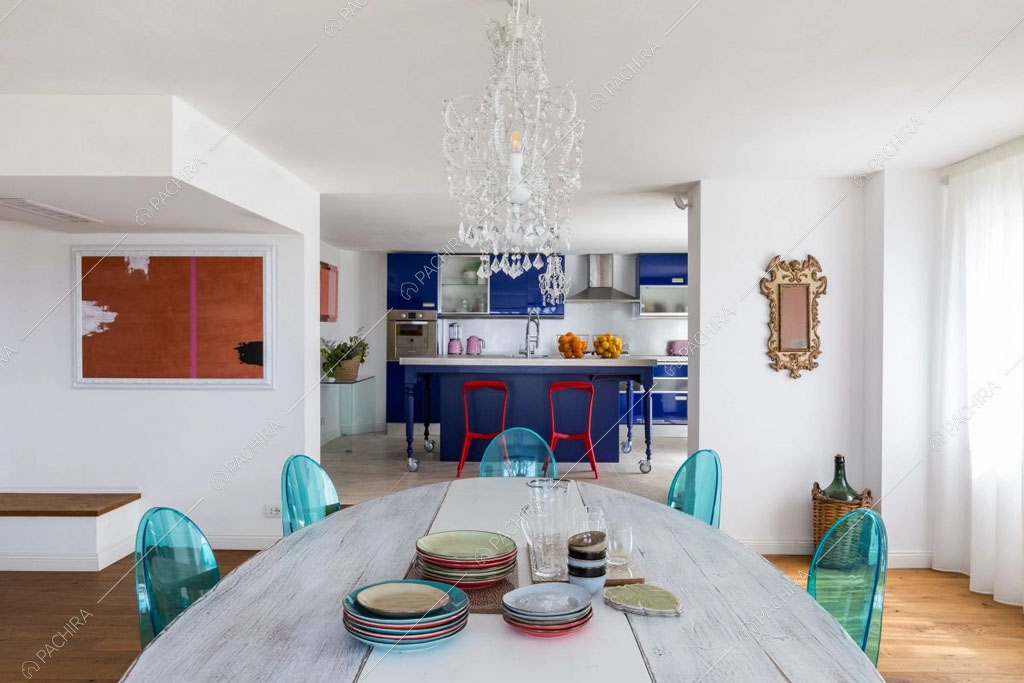 Tavolo da pranzo e vista sullla cucina della villa Karoo, location in stile moderno a Siracusa