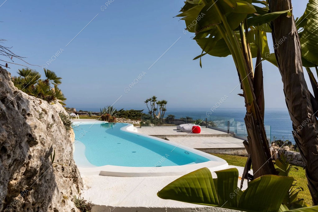 Piscina con vista sul mare della villa Karoo, location in stile moderno a Siracusa