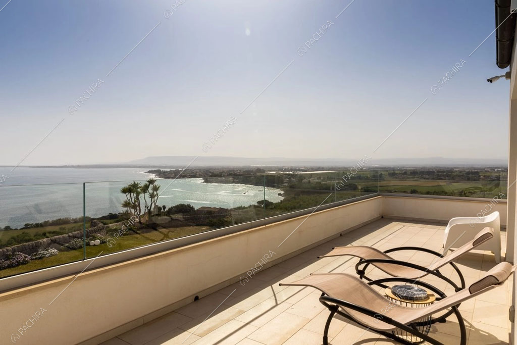 Terrazza con vista sul mare della villa Karoo, location in stile moderno a Siracusa