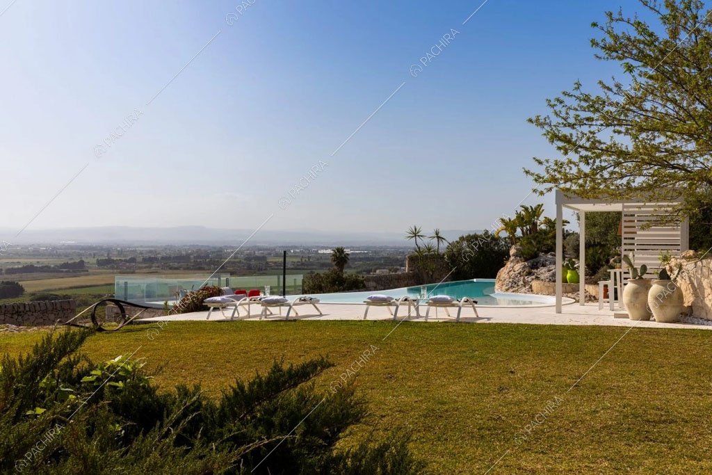 Vista sulla campagna circostante dal giardino della villa Karoo, location in stile moderno a Siracusa