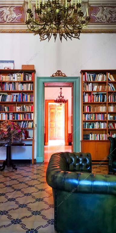 Salotto con libreria della dimora storica Volturno, location in stile classico a Lecce
