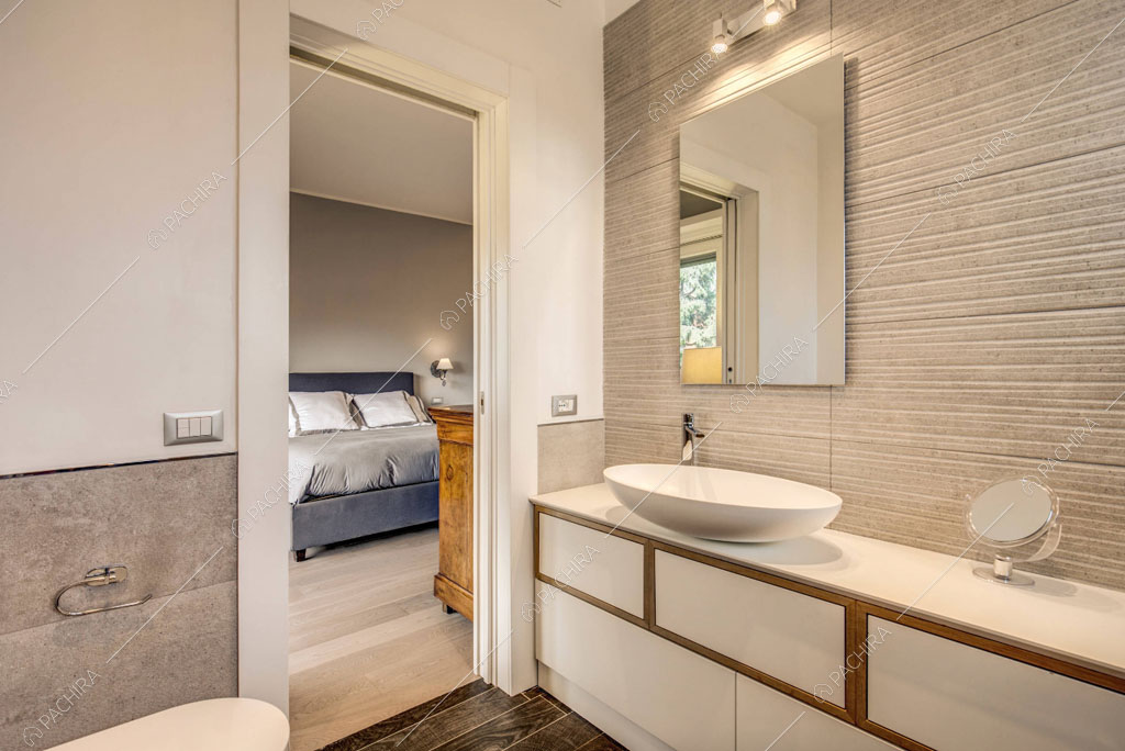 Bagno privato della camera da letto dell'appartamento Crassula, location in stile moderno a Roma