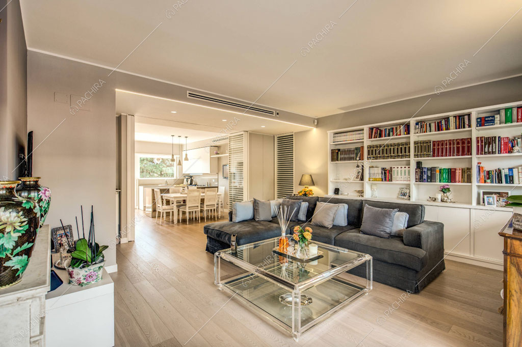 Sala con libreria dell'appartamento Crassula, location in stile moderno a Roma
