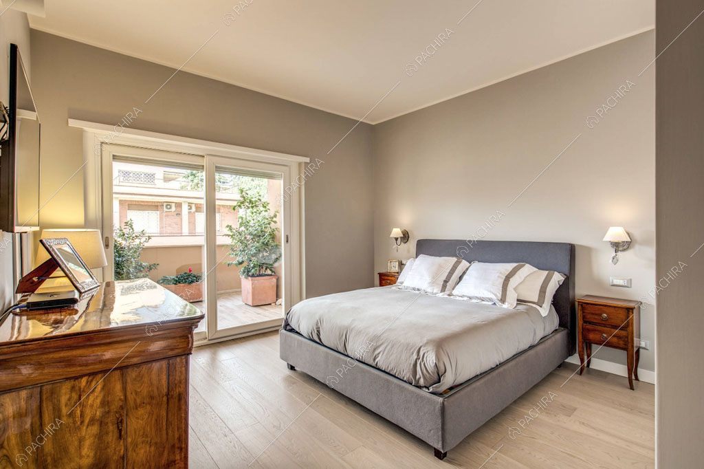 Camera da letto matrimoniale dell'appartamento Crassula, location in stile moderno a Roma